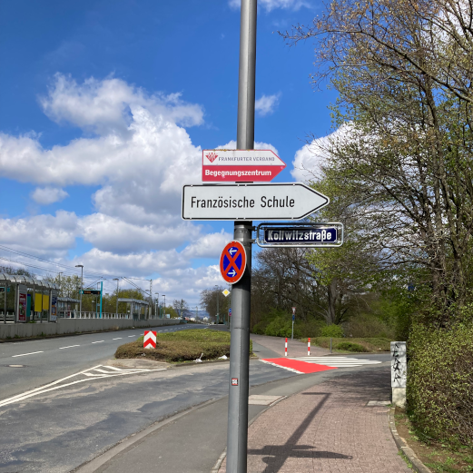 Einfahrt in die Siedlung · von Süden kommend · Richtung Französische Schule